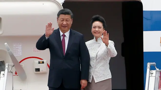 習近平與彭麗媛在香港國際機場走出機艙（29/6/2017）
