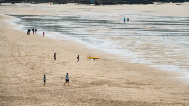 Якщо кожен із тисяч туристів вивезе жменю камінців, то це сприятиме ерозії берегів, каже влада