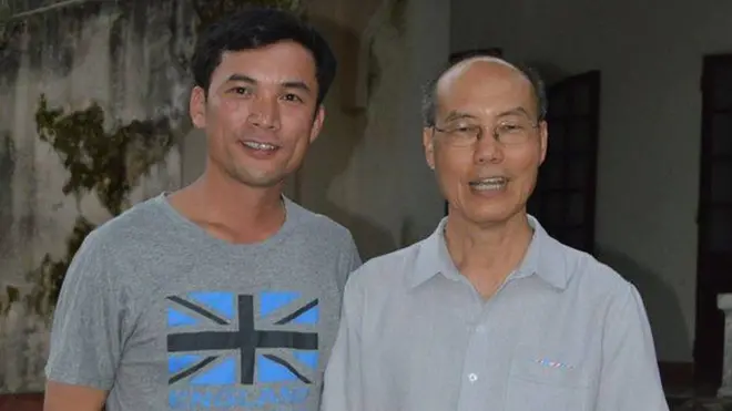 Thầy giáo Nguyễn Năng Tĩnh (trái) cùng Đức Tổng Giuse Ngô Quang Kiệt