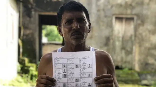 listeyi elinde tutan bir köylü.