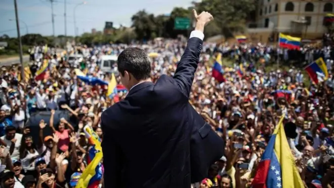 Guaidó se presentó ante numerosos simpatizantes tras su ingreso en el país.