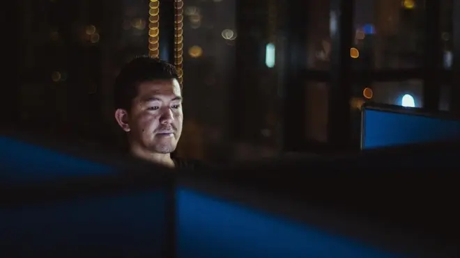 Este hombre dice que trabaja desde hace seis años como moderador de contenido en internet.