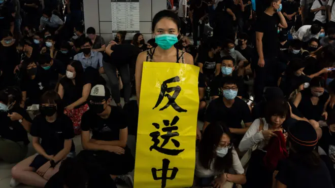 示威者在香港新界港铁元朗站内举起“反送中”横幅抗议警方处理721袭击事件手法（21/11/2019）