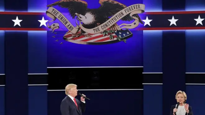 Трамп и Клинтон не раз перебивали друг друга по ходу дебатов