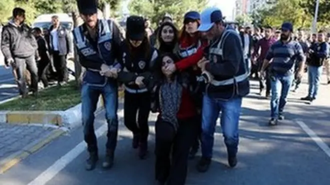 Gözaltına alınan bir gösterici