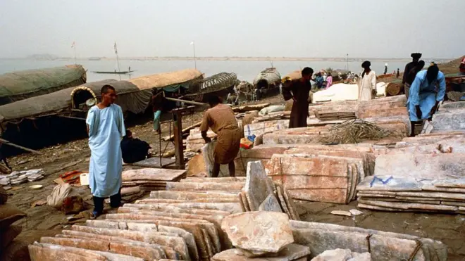 Chargement de sel sur la rive du fleuve à Mopti, dans le centre du Mali (illustration).