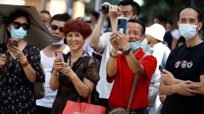 Warga Chengdu berkumpul di luar konsulat AS saat dikosongkan.