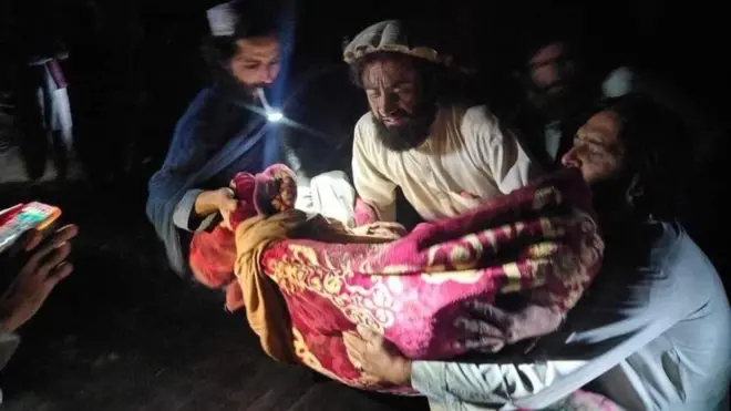 د طالبانو حکومت یوه ویاند بلال کریمي پر خپل ټوېټر لیکلي: "د پکتیکا ولایت څلورو ولسوالیو کې درنه زلزله شوې، چې له امله یې زموږ سلګونه هېوادوال شهیدان او ټپیان شوي او لسګونه کورونه ویجاړ شوي دي."