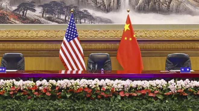 北京人民大會堂內豎立中美國旗（新華社資料圖片）