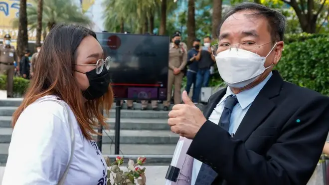 น.ส. ปนัสยา และนายกฤษฎางค์ ทนายความศูนย์ทนายความเพื่อสิทธิมนุษยชน หารือกันหลังศาลรัฐธรรมนูญมีคำวินิจฉัยในคดีนี้