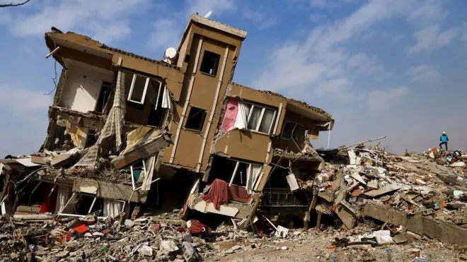 भूकंप से तबाह हुई इमारत