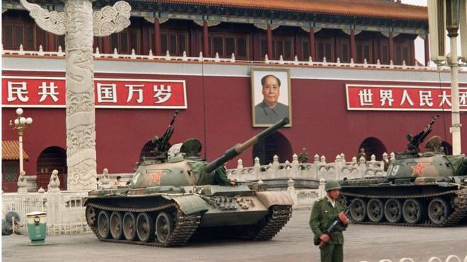 1989年6月9日的天安门广场，一名士兵站在坦克旁
