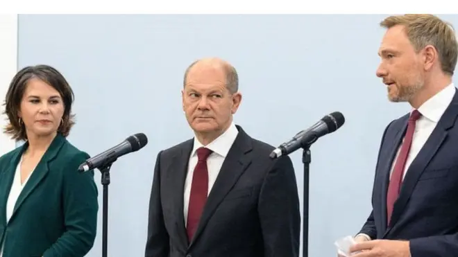 Yeşiller Partisi Eş Başkanı Annalena Baerbock, Sosyal Demokrat Parti Genel Başkanı Olaf Scholz ve Hür Demokrat Parti lideri Christian Lindner
