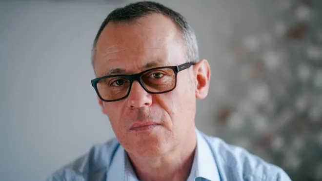 Cada vez que Doug Bank va a una entrevista de trabajo sabe cómo va a terminar debido a su demencia, a pesar que no le afecta en su capacidad de desarrollar sus habilidades profesionales.