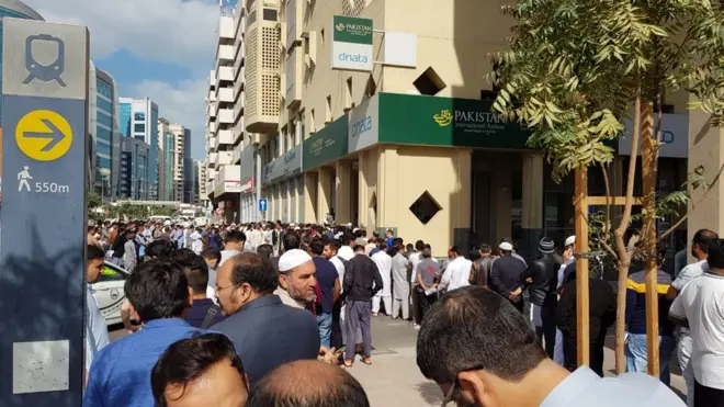 پاکستان کی فضائی حدود کمرشل پروازوں کے لیے جزوی طور پر کھولی گئی ہیں جس کا مطلب یہ ہے کہ پاکستان کی ساری فضائی حدود کی بجائے مغربی جانب کی فضائی حدود کمرشل پروازوں کے لیے کھولی گئی ہیں