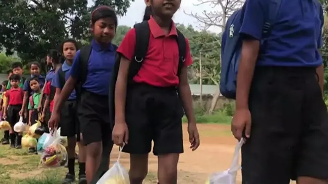 đaci nose kese umesto novca