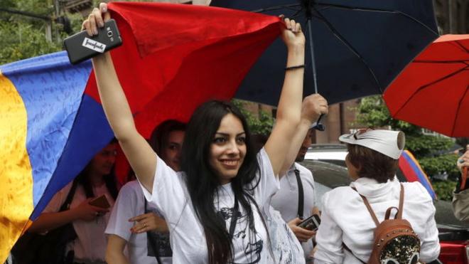 Молодь була рушійною силою протестів у Вірменії, які назвали "революцією любові"