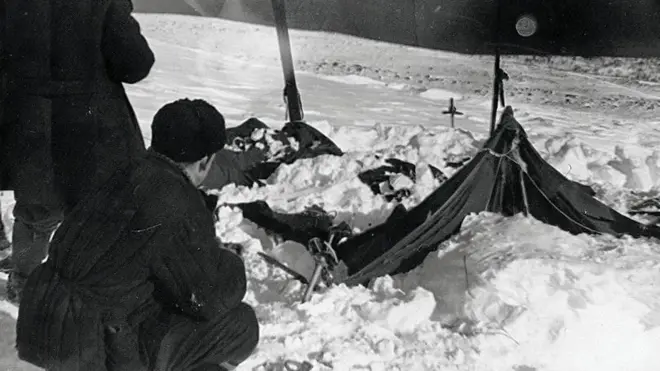 Намет групи Дятлова, який частково розкопли від снігу. Фото учасника пошуків А. С. Чеглакова (за іншою інформацією В. Д. Брусніцина).