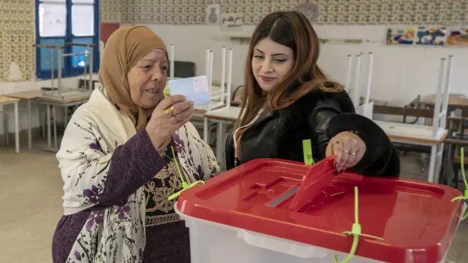 ناخبة تونسية تدلي بصوتها في جولة الإعادة