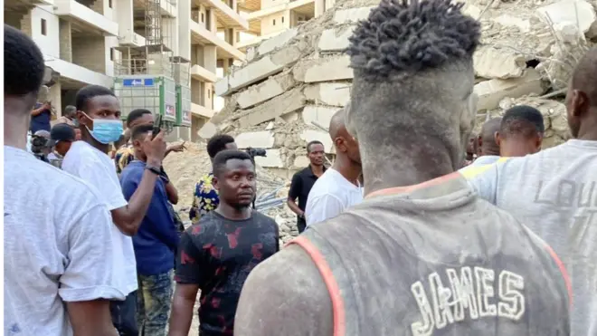 Pesin wey dem rescue on Monday afternoon from Ikoyi Building collapse.