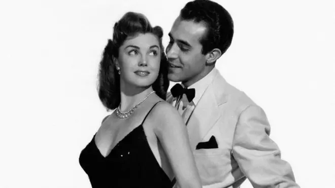 Американская актриса и пловчиха Эстер Уильямс и мексиканский актер Рикардо Монтальбан в фильме "Дочь Нептуна"