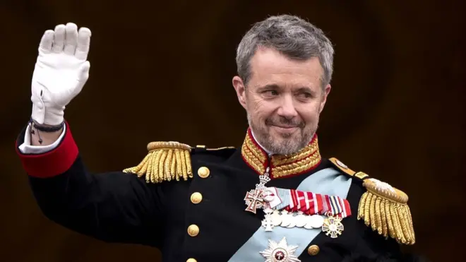 デンマークで新国王が即位 大群衆の歓声を浴びて涙、王妃と口づけ BBCニュース