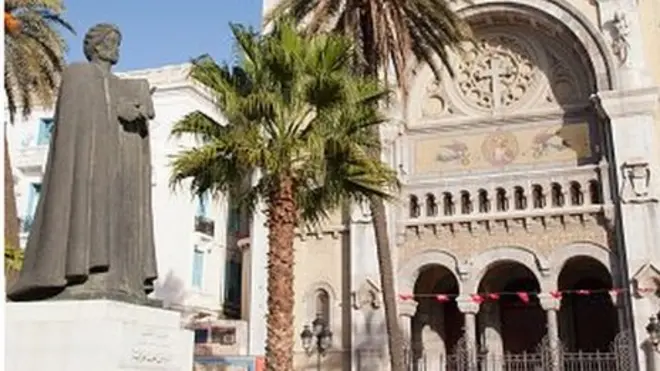 La cathédrale St Vincent de Paul, à Tunis, près de la place de l'indépendance et de la statue d'Ibn Khaldoun.