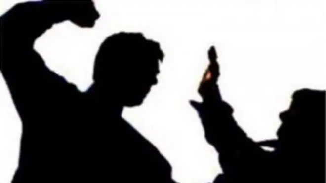 Aworan eeyan kan to fẹ gun ẹnikan ni ọbẹ