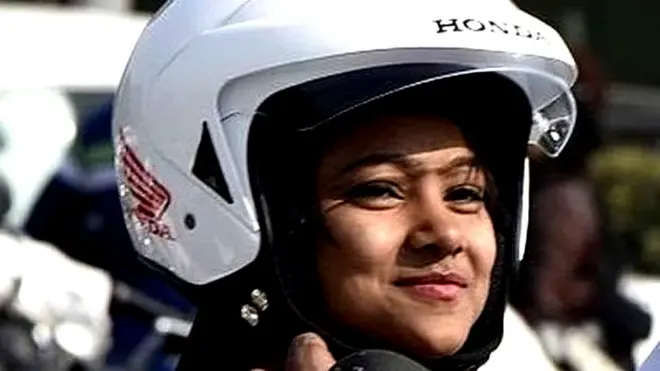 हेलमेट पहनी महिला