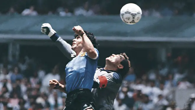 La picardía de meterle un gol con la mano a los ingleses solo cuatro años después de la guerra resume no solo a Maradona, sino una faceta de lo que es la argentinidad.