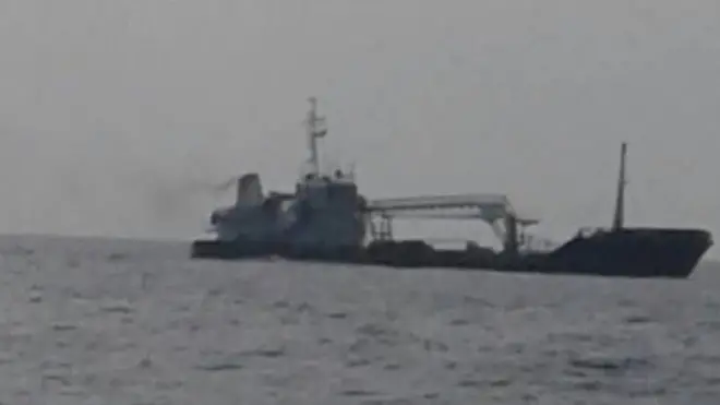 Waa markabka la afduubtay oo taagan badda dhexdeeda