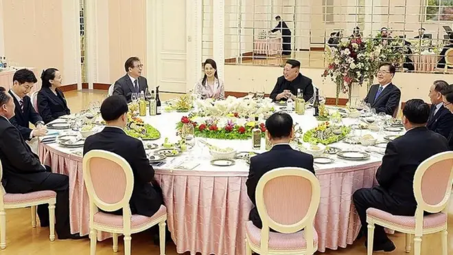 金正恩宴请韩国官员，金正恩的妻子李雪主（左五）和妹妹金与正（左三）参加了宴会。