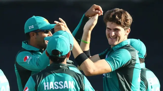 شاہین شاہ آفریدی نے اوپرنرز ہاشم آملہ اور ہینڈرکس کی وکٹ لی۔