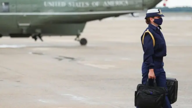 يرافق الرئيس الأمريكي مساعد عسكري يحمل الحقيبة النووية التي تحوي شفرات الترسانة النووية