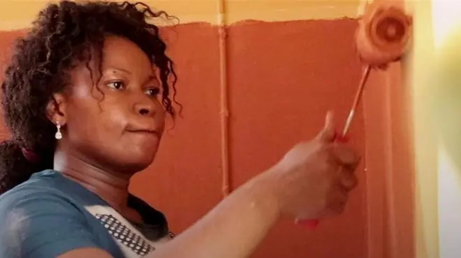 Nwanyị na-ete ụhịe n'ụlọ