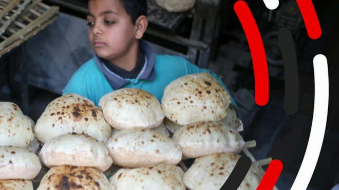 طفل يحمل الخبز