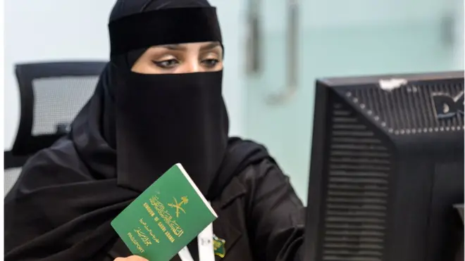 পাসপোর্ট হাতে সৌদি নারী
