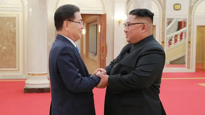 대북 특별사절단 단장인 정의용 국가안보실장이 5일 북한 노동당 본부청사에서 북한 김정은 국무위원장을 만나 악수를 나누고 있다