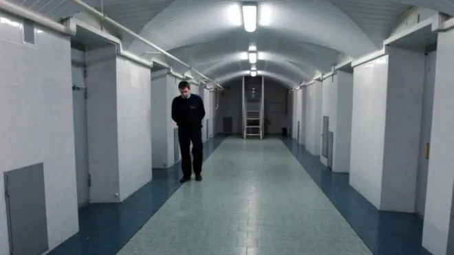 Государство нарушило права заключенного, запретив ему доступ на образовательные сайты, решил суд