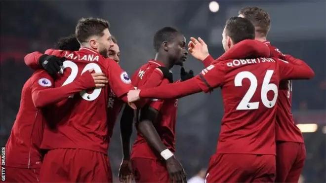 Les joueurs de Liverpool célèbrent le but de Sadio Mané dans le temps additionnel.