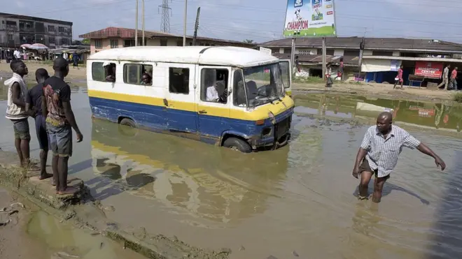 One bus wey break down for di flooded Port Harcourt-Aba highway