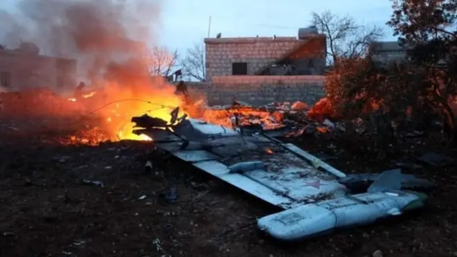 انتشرت على الانترنت صور لحطام الطائرة الروسية سوخوي وهو يحترق