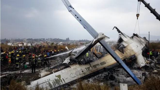 Tim tanggap darurat berada di lokasi jatuhnya pesawat di Bandara Tribhuvan, Kathmandu.