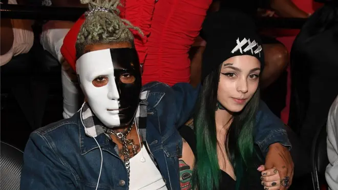 XXXTentacion y una acompañante