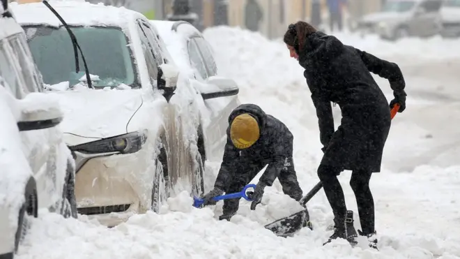 Salju di Moskow mengganggu perjalanan udara, puluhan penerbangan di ibu kota Rusia ini dibatalkan pada hari Sabtu (03/02).