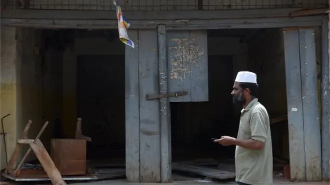 Seorang pria Muslim Sri Lanka berjalan melewati toko-toko yang dirusak menyusul bentrokan antara umat Muslim dan kelompok Buddha di Kota Alutgama, 17 Juni 2014 lalu. Kekerasan berlatar belakang agama berulang kali terjadi di Sri Lanka selama beberapa tahun terakhir.