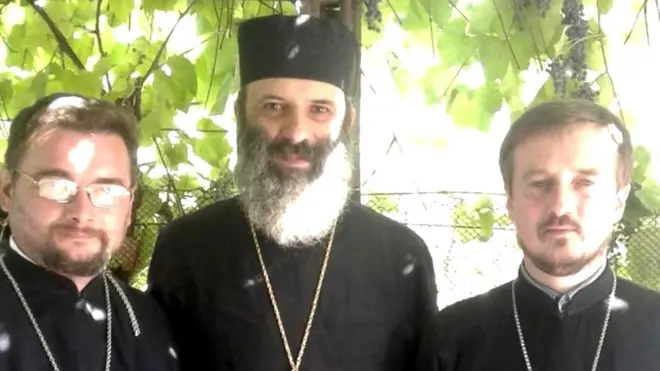 El sacerdote de la aldea Rostyslav Dudarenko (izquierda) con sus compañeros sacerdotes Pavlo Naydenov y Serhii Tsoma (derecha).