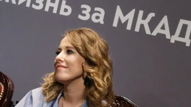 Англоязычный телеканал RT называет Собчак "завсегдатаем модных курортов", "дочерью наставника Путина" и "тусовщицей, превратившейся в оппозиционного деятеля"