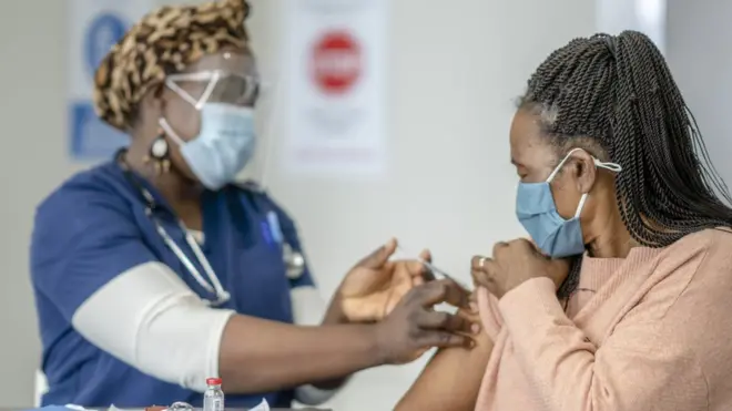 Une femme se faisant vacciner contre le Covid