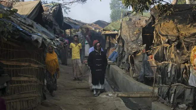 Banyak warga Rohingya yang mengungsi ke negara tetangga, Bangladesh, untuk menyelamatkan diri.
